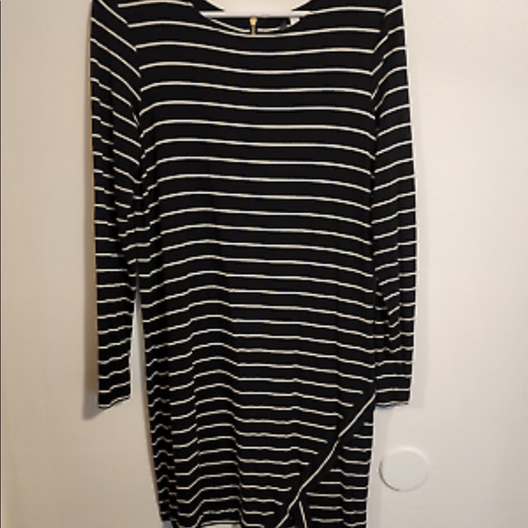 Black and white striped dress with gold zipper - Picture 3 of 5